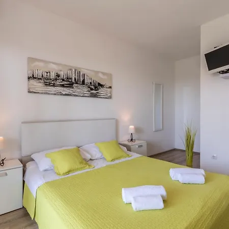 Guest house Hvar De Luxe 3*
