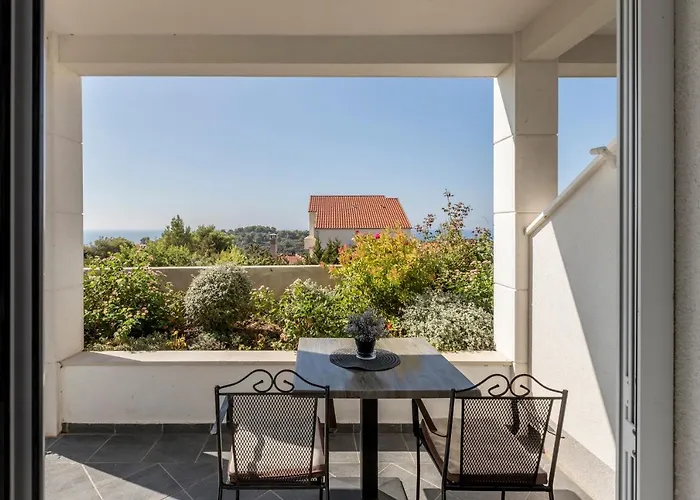 Konukevi Hvar De Luxe 3*