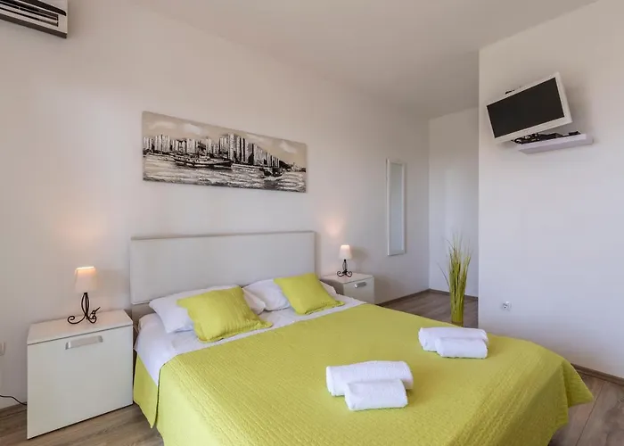 Konukevi Hvar De Luxe 3*